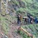 चमोली में शर्मनाक तस्वीर: बीमार बुजुर्ग को 8 KM स्ट्रेचर पर ढोते रहे ग्रामीण, 10 साल में भी गांव तक नहीं पहुंची सड़क