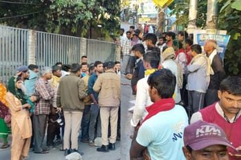 हादसा, तेज रफ्तार डंपर ने मजदूर को कुचला, गुस्साए लोगों ने किया हंगामा