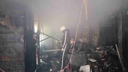 देहरादून में धूं-धूं कर जला सैलून, चंद्रबनी चौक पर मची अफरा-तफरी