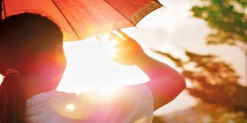 उत्तराखंड में गर्मी का रेड अलर्ट! 40°C के करीब पहुंचा पारा, कोर्ट में उतरे काले कोट