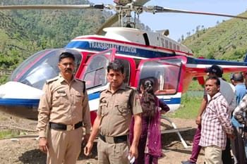 टिहरी में आसमान से आफत: हाईटेंशन तार से टकराया हेलिकॉप्टर, खेतों में उतरा विमान