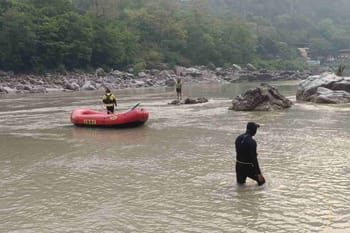 गंगा किनारे सेल्फी बनी मौत का कारण! ऋषिकेश में तेज बहाव में बहे दो युवक