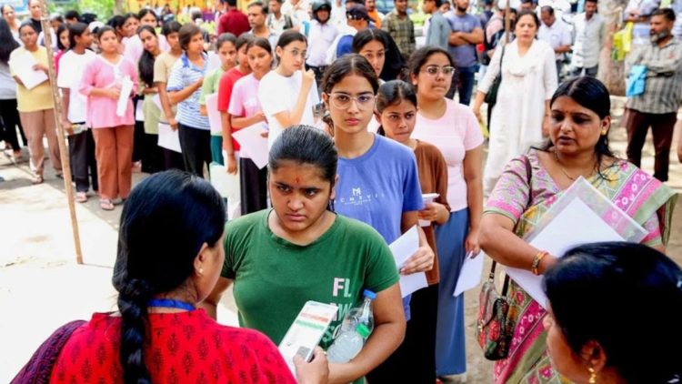 NEET 2026: 22.79 लाख छात्रों के बीच MBBS की 63 हजार सरकारी सीटें, एक सीट पर 36 उम्मीदवारों की टक्कर