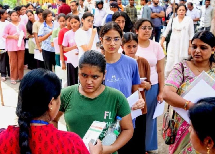 NEET 2026: 22.79 लाख छात्रों के बीच MBBS की 63 हजार सरकारी सीटें, एक सीट पर 36 उम्मीदवारों की टक्कर