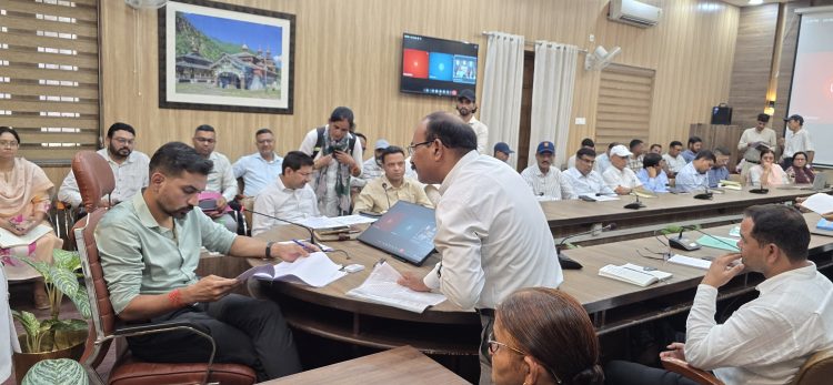 बुजुर्ग पिता की संपत्ति बहू के नाम, खर्चा देने से मुकरा बेटा; डीएम ने दिए कार्रवाई के निर्देश