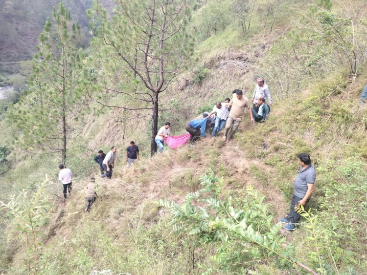दर्दनाक हादसा: अनियंत्रित होकर वाहन गहरी खाई में गिरा, 4 की मौत, 4 घायल
