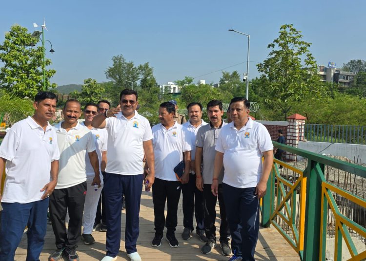 बंशीधर तिवारी के नेतृत्व में सिटी फॉरेस्ट पार्क बना योग का महाकुंभ, 1000 से अधिक लोगों ने किया सामूहिक योग