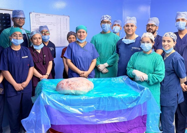 देहरादून में चमत्कारी सर्जरी! महिला के पेट से निकला 15 किलो का विशाल ट्यूमर