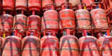 महंगाई ने फिर दिया झटका! घरेलू LPG सिलेंडर हुआ महंगा, तुरंत चेक करें अपने शहर का रेट