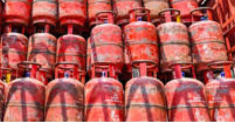 महंगाई ने फिर दिया झटका! घरेलू LPG सिलेंडर हुआ महंगा, तुरंत चेक करें अपने शहर का रेट