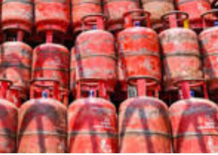महंगाई ने फिर दिया झटका! घरेलू LPG सिलेंडर हुआ महंगा, तुरंत चेक करें अपने शहर का रेट