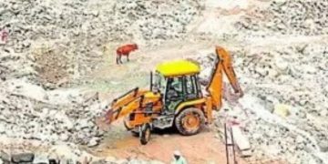 5 साल में भी नहीं बनी 9 करोड़ की सड़क, धंसाव से बढ़ा हादसों का खतरा; ग्रामीणों ने दी आंदोलन की चेतावनी