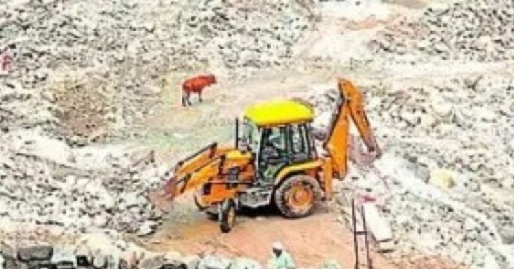 5 साल में भी नहीं बनी 9 करोड़ की सड़क, धंसाव से बढ़ा हादसों का खतरा; ग्रामीणों ने दी आंदोलन की चेतावनी