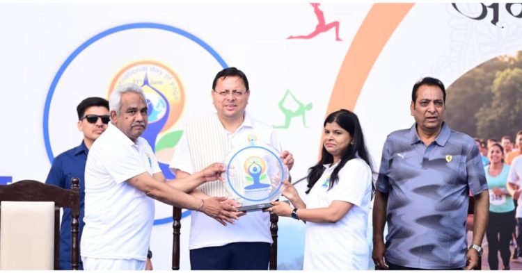 Run for Yoga में दौड़े मुख्यमंत्री धामी, बोले- योग अपनाओ, तनाव और बीमारियों को भगाओ