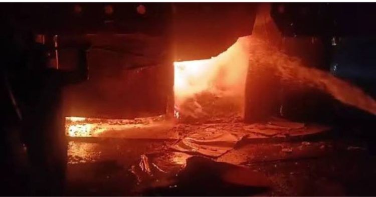 Dehradun Fire News: पलटन बाजार के साड़ी-लहंगा शोरूम में भीषण आग, लाखों का सामान जलकर राख