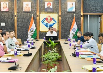 देहरादून में डीएम का बड़ा एक्शन! सुस्त अफसरों को चेतावनी, समय पर काम नहीं तो रुकेगा वेतन
