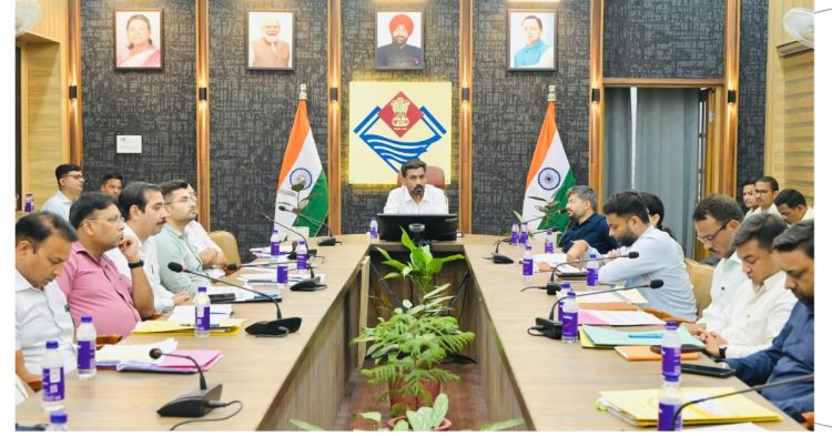 देहरादून में डीएम का बड़ा एक्शन! सुस्त अफसरों को चेतावनी, समय पर काम नहीं तो रुकेगा वेतन