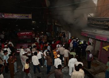 हल्द्वानी में आग का कहर: चंद मिनटों में राख हुआ लाखों का कारोबार