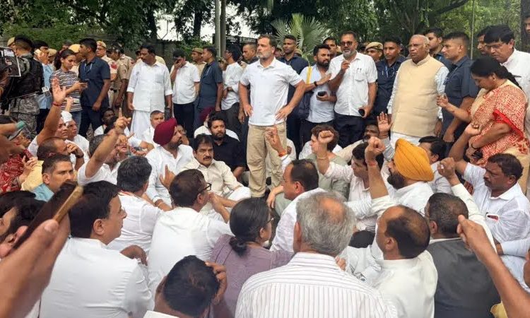 बड़ी खबर : NEET विवाद पर दिल्ली में सियासी संग्राम, पीएम आवास के बाहर राहुल गांधी का धरना