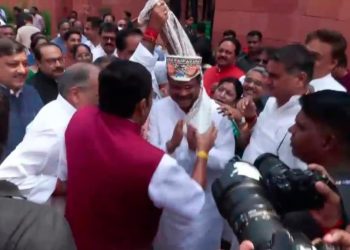 धर्मेंद्र प्रधान के स्वागत से सियासी संदेश! संसद के मकर द्वार पर NDA ने दिखाई ताकत