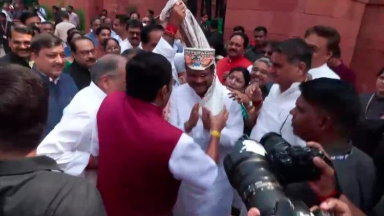 धर्मेंद्र प्रधान के स्वागत से सियासी संदेश! संसद के मकर द्वार पर NDA ने दिखाई ताकत