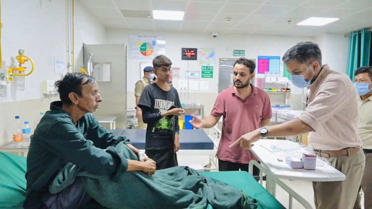 ICU में बंद AC, मरीज बेहाल… डीएम के औचक निरीक्षण में उजागर हुई स्वास्थ्य व्यवस्था की सच्चाई