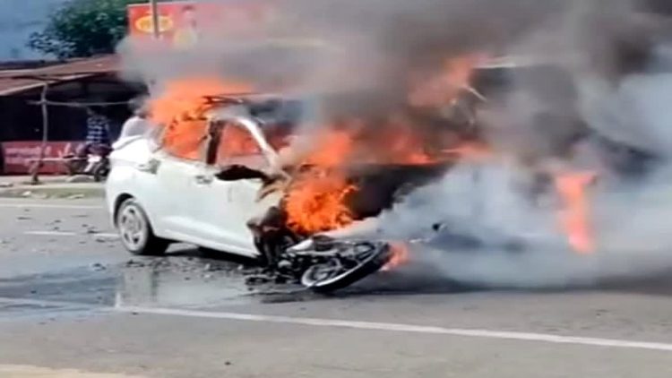 Uttarakhand Road Accident: टक्कर के बाद धू-धू कर जले कार और बाइक, दो युवकों की दर्दनाक मौत