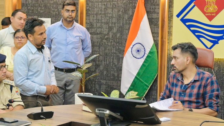 देहरादून में डीएम का ‘एक्शन डे’: लापरवाह अफसरों पर गिरी गाज, भू-माफियाओं की बढ़ी मुश्किलें