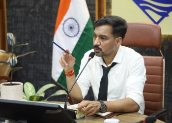 देहरादून में डीएम का बड़ा एक्शन: गेमिंग से उजड़ा परिवार, बुजुर्ग की फरियाद और बिल्डर पर गिरी गाज, 164 शिकायतों पर ताबड़तोड़ फैसले