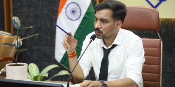 देहरादून में डीएम का बड़ा एक्शन: गेमिंग से उजड़ा परिवार, बुजुर्ग की फरियाद और बिल्डर पर गिरी गाज, 164 शिकायतों पर ताबड़तोड़ फैसले