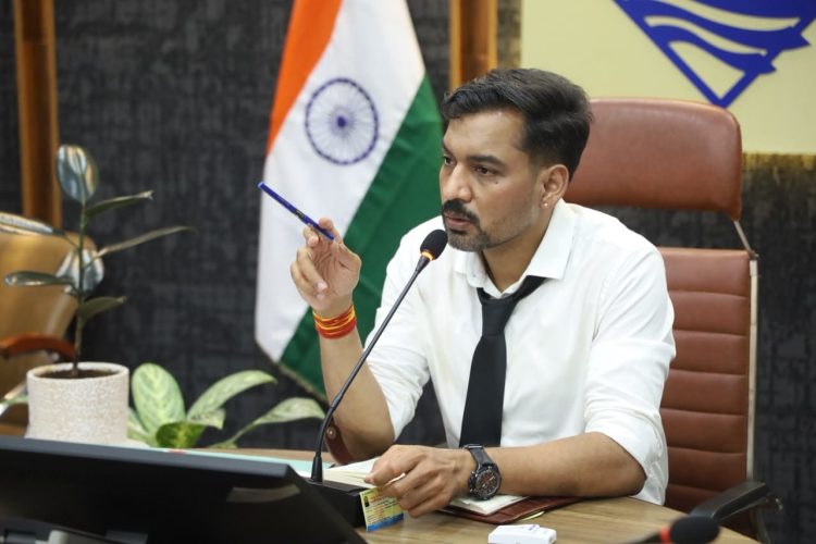 देहरादून में डीएम का बड़ा एक्शन: गेमिंग से उजड़ा परिवार, बुजुर्ग की फरियाद और बिल्डर पर गिरी गाज, 164 शिकायतों पर ताबड़तोड़ फैसले