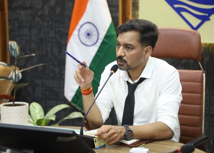 देहरादून में डीएम का बड़ा एक्शन: गेमिंग से उजड़ा परिवार, बुजुर्ग की फरियाद और बिल्डर पर गिरी गाज, 164 शिकायतों पर ताबड़तोड़ फैसले