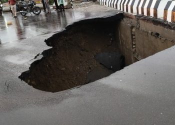 16 करोड़ की लागत, लेकिन मजबूती नहीं! पहली बारिश में धंसा नया पुल