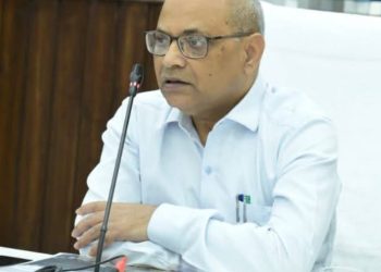 गढ़वाल आयुक्त का बड़ा एक्शन: बंद सड़कें तुरंत खोलें, राहत कार्यों में नहीं चलेगी लापरवाही