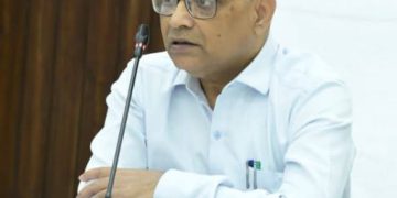 गढ़वाल आयुक्त का बड़ा एक्शन: बंद सड़कें तुरंत खोलें, राहत कार्यों में नहीं चलेगी लापरवाही