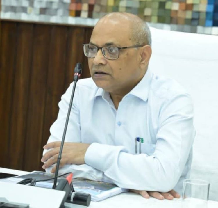 गढ़वाल आयुक्त का बड़ा एक्शन: बंद सड़कें तुरंत खोलें, राहत कार्यों में नहीं चलेगी लापरवाही