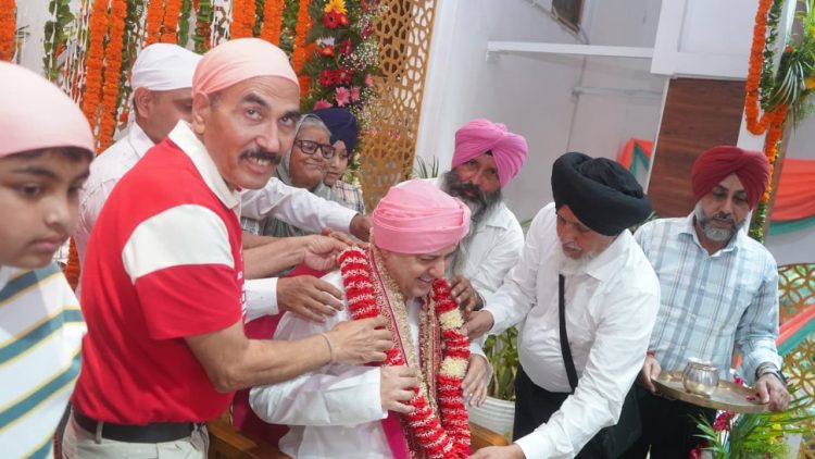 गुरु पूर्णिमा पर श्री दरबार साहिब में गूंजा गुरु महिमा का संदेश, हजारों श्रद्धालुओं ने टेका मत्था
