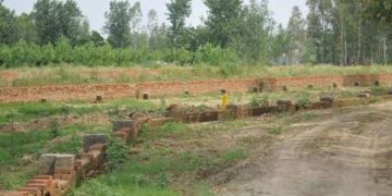 उत्तराखंड की चर्चित जमीन पर घमासान, प्रियंका गांधी के परिवार का नाम आते ही गरमाई सियासत