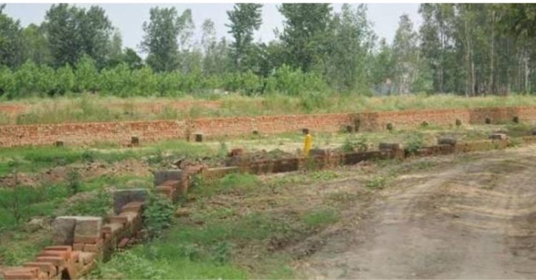 उत्तराखंड की चर्चित जमीन पर घमासान, प्रियंका गांधी के परिवार का नाम आते ही गरमाई सियासत