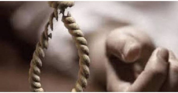 बड़ी खबर: सेवानिवृत्त अपर ने घर में फंदा लगाकर की आत्महत्या, इलाके में मचा हड़कंप