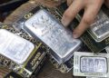 Silver Rate Today: धड़ाम हुई चांदी, 1 किलो पर ₹2.04 लाख की गिरावट,सोना हुआ महंगा
