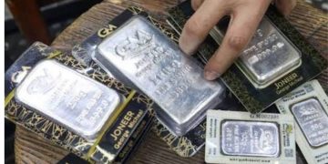 Silver Rate Today: धड़ाम हुई चांदी, 1 किलो पर ₹2.04 लाख की गिरावट,सोना हुआ महंगा