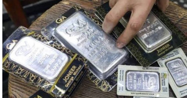 Silver Rate Today: धड़ाम हुई चांदी, 1 किलो पर ₹2.04 लाख की गिरावट,सोना हुआ महंगा