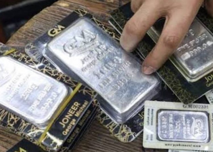 Silver Rate Today: धड़ाम हुई चांदी, 1 किलो पर ₹2.04 लाख की गिरावट,सोना हुआ महंगा