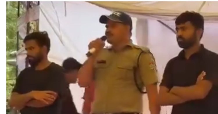 उत्तराखंड पुलिस की वर्दी पहन जंतर-मंतर धरने में पहुंचा कांस्टेबल? वायरल वीडियो की जांच में जुटा पुलिस मुख्यालय