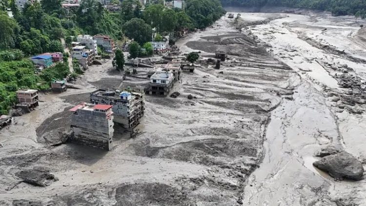 कुदरत का कहर: अचानक आई भीषण बाढ़ ने बहाया पूरा बाजार, 160 से ज्यादा मौतें; सैकड़ों लोग लापता