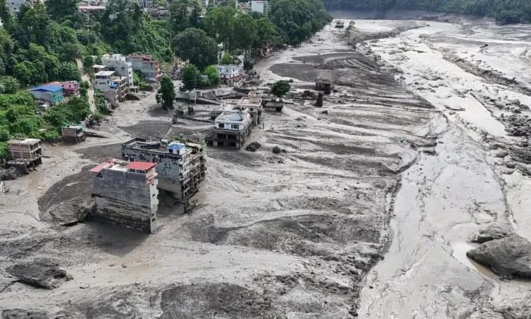 कुदरत का कहर: अचानक आई भीषण बाढ़ ने बहाया पूरा बाजार, 160 से ज्यादा मौतें; सैकड़ों लोग लापता