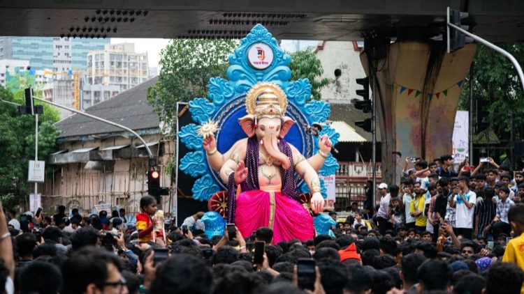 गणपति बप्पा के आगमन में मातम! भारी प्रतिमा गिरने से 2 की मौत, दो मासूम बच्चियां घायल