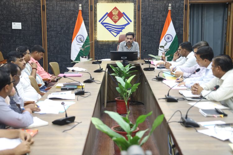 राजस्व वसूली में ढिलाई अब पड़ेगी भारी! डीएम डॉ. आशीष चौहान ने विभागों को दी सख्त चेतावनी
