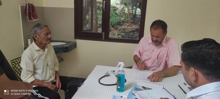 अल्मोड़ा में स्वास्थ्य सेवा की अनूठी पहल, निःशुल्क स्वास्थ्य, योग एवं ध्यान शिविर में 36 लोगों ने उठाया लाभ